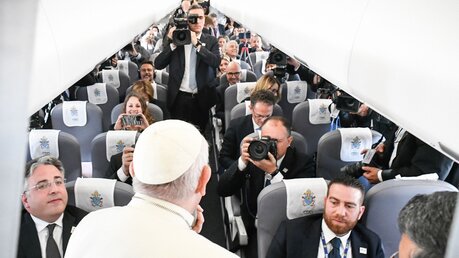 Papst Franziskus spricht mit mitreisenden Journalisten auf dem Flug nach Ungarn / © Vatican Media/Romano Siciliani (KNA)