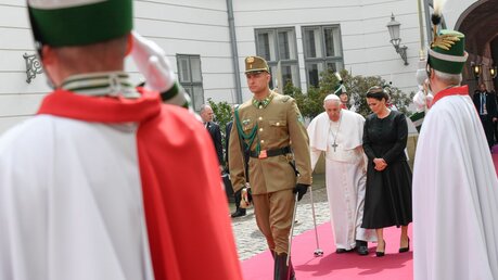 Papst Franziskus und Katalin Novak, Staatspräsidentin von Ungarn, auf dem Weg zur Willkommenszeremonie am Sandor-Palast in Budapest  / © Vatican Media/Romano Siciliani (KNA)