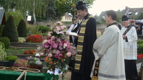 Guido Zimmermann - hier bei einer Beerdigung - ist gerne Pastor in Zülpich. / © Beatrice Tomasetti (DR)
