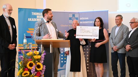 Tim-O. Kurzbach würdigt die Anton-Roesen-Preisträger des Projektes Fluthilfe in Beyenburg. / © Beatrice Tomasetti (DR)