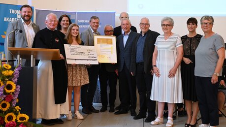Das Team um Ordensbruder Dirk Wasserfuhr aus Wuppertal-Beyenburg gewinnt den Anton-Roesen-Preis für sein Engagement bei der Flut von 2021. / © Beatrice Tomasetti (DR)