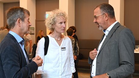 Karin Dierkes (TMA-Referentin für Philosophie und Theologie) im Gespräch mit Harald Schlüter, DOMFORUM. / © Beatrice Tomasetti (DR)