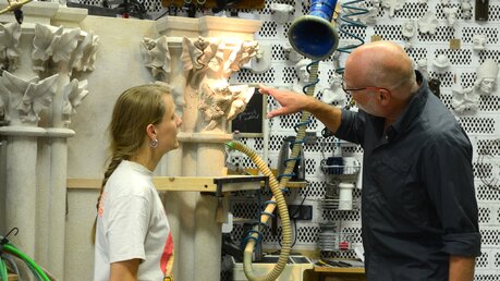Nina Ohldag und Bildhauer Michael Oster im Gespräch über ein Aufbaustück für eine Fiale mit vier Blattkapitellen / © Beatrice Tomasetti (DR)