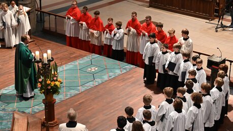 Die Neuzugänge der liturgischen Dienste stehen um den Altar des Domes / © Beatrice Tomasetti (DR)