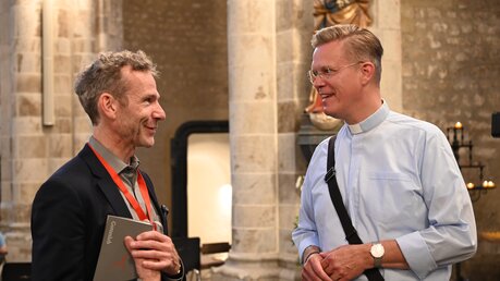 Pfarrer Meiering im Gespräch mit dem GKP-Vorsitzenden Joachim Frank. / © Beatrice Tomasetti (DR)