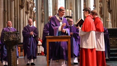 Kardinal Woelki segnet die Asche / © Beatrice Tomasetti (DR)
