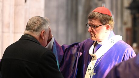 Kardinal Woelki spendet das Aschekreuz / © Beatrice Tomasetti (DR)