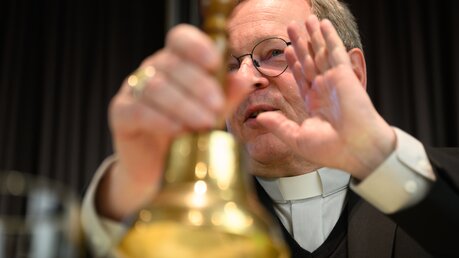 Bischof Georg Bätzing läutet die Tagungsglocke / © Robert Michael (dpa)