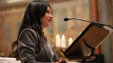 Stefania Proietti, Assisis Bürgermeisterin, begrüßt die WallfahrerInnen