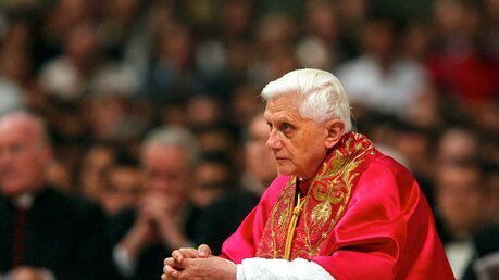 Papst Benedikt XVI. am 17. Oktober 2005 im Petersdom / © Romano Siciliani/Agenzia Romano Siciliani (KNA)