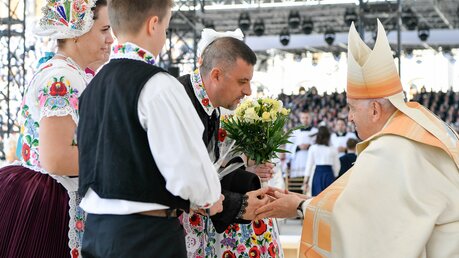 Papst Franziskus nimmt die Gaben entgegen bei einem Open-Air Gottesdienst am 30. April 2023 auf dem Kossuth-Lajos-Platz in Budapest, Ungarn.  / © Vatican Media/Romano Siciliani (KNA)