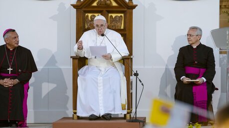 Papst Franziskus (M) hält auf dem Vorplatz der Basilika Ta Pinu eine Rede / © Andrew Medichini (dpa)