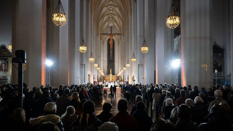 Zahlreiche Menschen nehmen in der Frauenkirche (Liebfrauendom) an einem Requiem für den verstorbenen emeritierten Papst Benedikt XVI. teil. Viele Menschen in Bayern fühlen sich mit dem verstorbenen Papst besonders verbunden. Denn dort kam er auf die Welt / © Sven Hoppe (dpa)