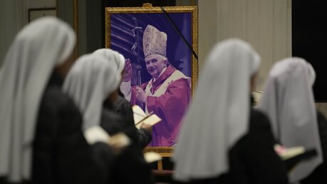 Dieses Foto wurde südlich von Rom während einer Messe in der Pfarrkirche San Tommaso Da Villanova aufgenommen. Dort gab Benedikt XVI. 2013 seinen letzten öffentlichen Segen als Papst / © Alessandra Tarantino (dpa)