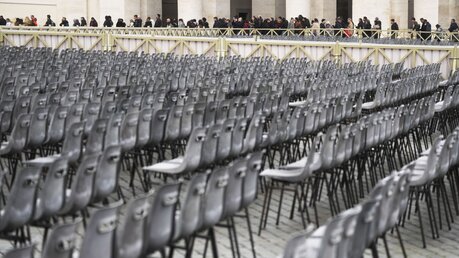 Auf dem Petersplatz werden gut 100.000 Gläubige zum Requiem erwartet. Bis Dienstag Abend waren gut 135.000 Menschen in Rom, um sich von Benedikt XVI. zu verabschieden / © Gregorio Borgia (dpa)