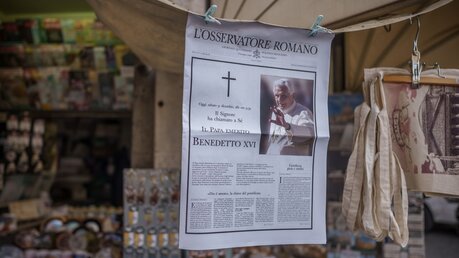 Die Vatikanzeitung "L'Osservatore Romano" druckt die Sonderausgabe vom Todestag Benedikt XVI. nach. Bereits wenige Stunden nach der Veröffentlichung am Samstag war die italienische Ausgabe vergriffen gewesen / © Michael Kappeler (dpa)