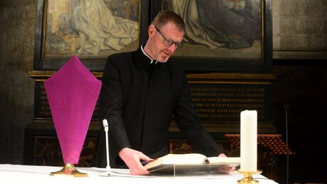 Patrick Schroers legt das Messbuch auf den Altar der Marienkapelle. / © Beatrice Tomasetti (DR)