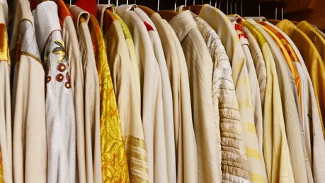 Der Dom verfügt über eine große Auswahl an weißen Gewändern, die zu Ostern getragen werden. / © Beatrice Tomasetti (DR)