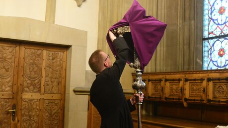 Domküster Patrick Schroers entblößt das Kapitelskreuz. / © Beatrice Tomasetti (DR)