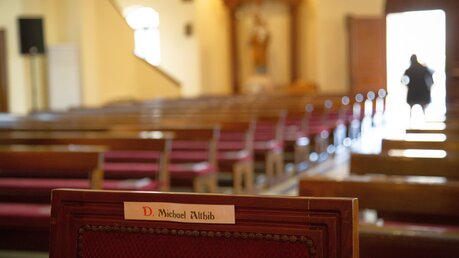 Der Stuhl des Weihekandidaten Michael Munther Althib vor seiner Priesterweihe. / © Andrea Krogmann (KNA)