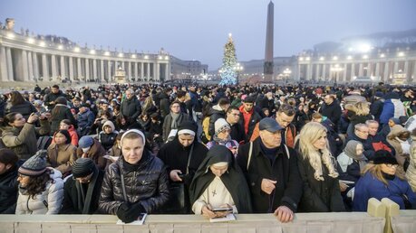 Schon am frühen Morgen versammeln sich unzählige Gläubige auf dem Petersplatz und warten auf den Beginn der öffentlichen Trauermesse für den verstorbenen emeritierten Papst Benedikt XVI. / © Michael Kappeler (dpa)