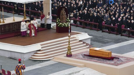 Papst Franziskus (M oben) sitzt hinter dem Sarg des verstorbenen emeritierten Papstes Benedikt XVI. / © Antonio Calanni/AP (dpa)