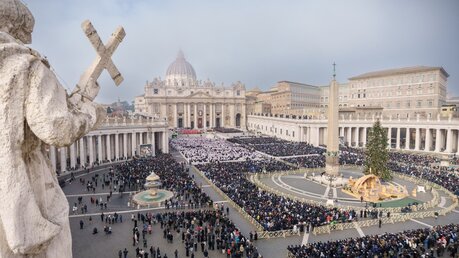 Ein Blick auf den Petersplatz mit Petersdom während der öffentlichen Trauermesse für den emeritierten Papst Benedikt XVI. / © Michael Kappeler (dpa)