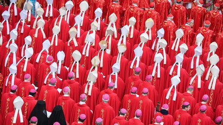 Blick von oben auf Kardinäle und Bischöfe, am 5. Januar 2023, während der Trauermesse für den emeritierten Papst Benedikt XVI. auf dem Petersplatz im Vatikan. / © Chris Warde-Jones/CNS photo (KNA)