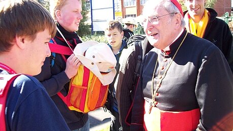 Kardinal Meisner im Gespräch mit der Jugend in Australien 2008 / © dr (DR)