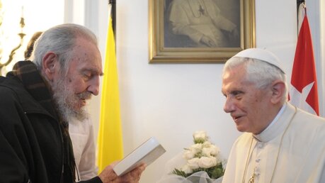 Fidel Castro und Papst Benedikt XVI. (KNA)