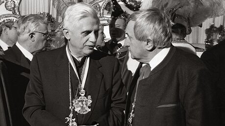 Joseph Ratzinger, im Gespräch mit Fernsehautor Georg Lohmeier, erhält Karl-Valentin-Orden am 4. Januar 1989 / © N.N. (KNA)