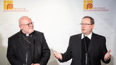 Kardinal Reinhard Marx (l.) und Bischof Georg Bätzing / © Andreas Arnold (dpa)