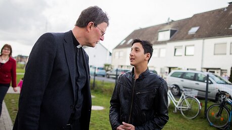 Kardinal Woelki besucht Kölner Flüchtlingsheim im Jahr 2015 / © Rolf Vennenbernd (dpa)