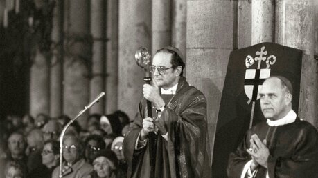 Kardinal Joachim Meisner beim Gottesdienst im Kölner Dom, bei dem er am 12. Februar 1989 in sein Amt als Erzbischof von Köln eingeführt wird. / © KNA (KNA)