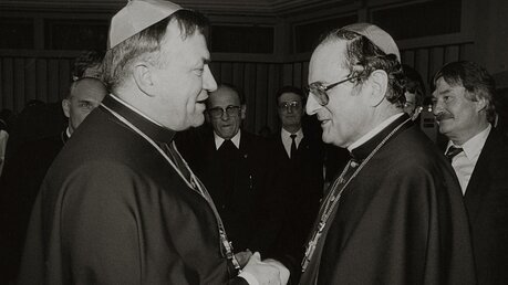 Joachim Kardinal Meisner mit Kardinal Lehmann 1989 bei der Einführung in Köln / © kna (KNA)