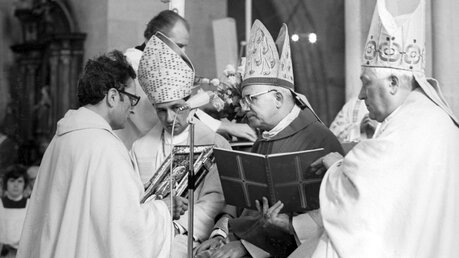 Bischofsweihe am 17.05.1975 durch Bischof Hugo Aufderbeck (Erfurt) / © KNA (KNA)