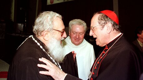 Joachim Kardinal Meisner mit dem Weihbischof von Lemberg, Lubomyr Husar, 1998 / © kna (KNA)
