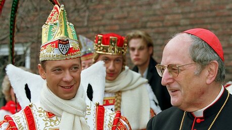 Joachim Kardinal Meisner mit Prinz Karneval 2002 / © kna (KNA)