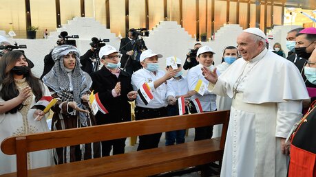 Menschen begrüßen Papst Franziskus vor Gottesdienst / © Vatican Media (KNA)