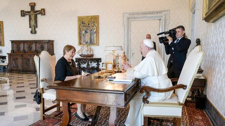Michelle Bachelet, Hohe Kommissarin für Menschenrechte der Vereinten Nationen, und Papst Franziskus / © Vatican Media/Romano Siciliani (KNA)