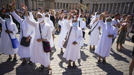 Nonnen winken Papst Franziskus zu / © Andrew Medichini/AP (dpa)