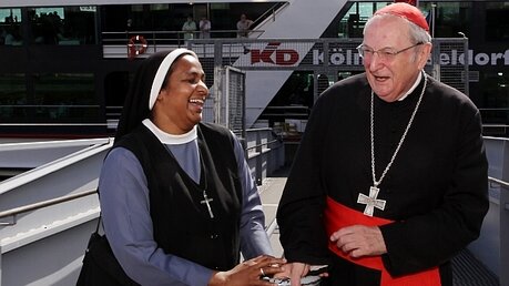 Kardinal Meisner mit einer Ordensschwester / © Robert Boecker (DR)