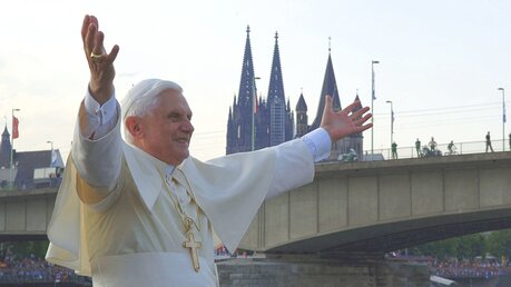 Papst Benedikt XVI. bei seiner Ankunft zum Weltjugendtag in Köln am 18. August 2005 / © Wolfgang Radtke (KNA)