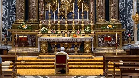 Papst Franziskus betet in der Kirche Santa Maria Maggiore in Rom für den Libanon / © Holy See Press Office (dpa)