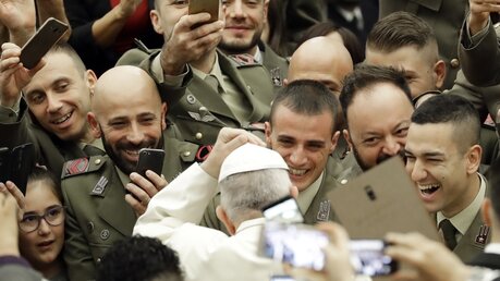 Papst Franziskus kommt zu seiner wöchentlichen Generalaudienz  / © Andrew Medichini (dpa)
