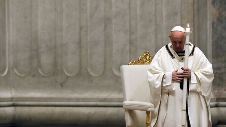 Papst Franziskus leitet eine feierliche Osternacht im Petersdom / © Remo Casilli (dpa)