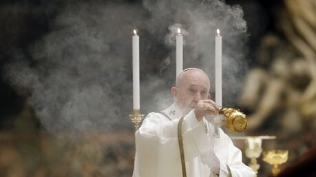 Papst Franziskus schwenkt Weihrauch während einer feierlichen Osternacht im Petersdom / © Remo Casilli (dpa)