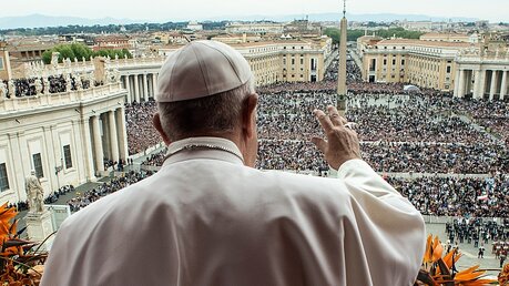 Papst Franziskus und die Gläubigen / © Vatican Media (KNA)