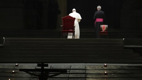 Papst Franziskus verlässt nach der Kreuzweg-Zeremonie den Petersplatz / © Alessandra Tarantino (dpa)