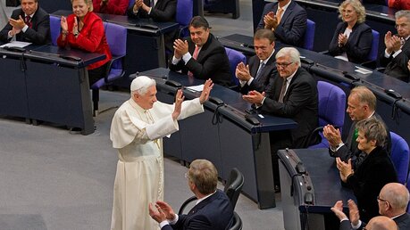 Während seiner Auslandsreise nach Deutschland im September 2011 hält Papst Benedikt XVI. auch eine Rede im Bundestag / © Herbert Knosowski (dpa)